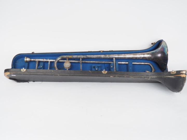 Antoine COURTOIS à Paris. Trombone n°12681 en métal argenté, dans son 