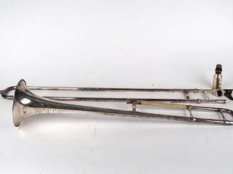 Vente aux enchères Antoine COURTOIS, 88 rue des marais St Martin. Trombone en métal argen