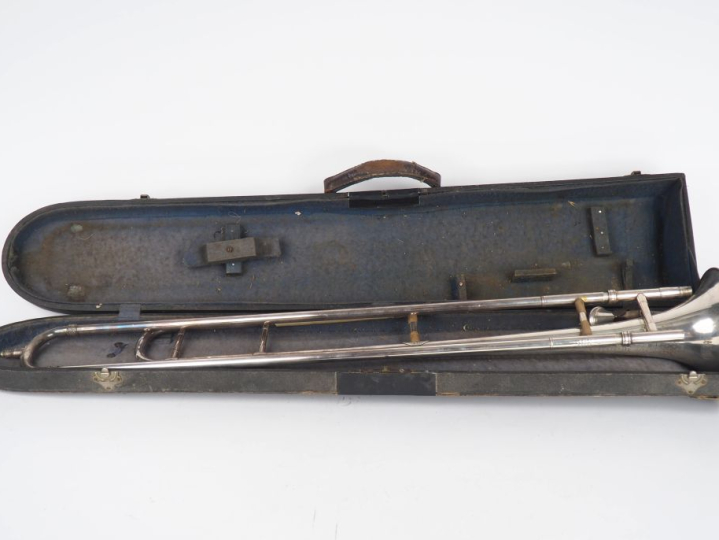 Antoine COURTOIS, 88 rue des marais St Martin. Trombone en métal argen