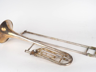 Vente aux enchères Antoine COURTOIS. Paris. Trombone modèle 155, n°15276, dans son étui.