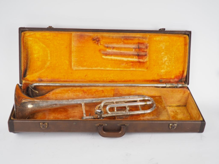 Antoine COURTOIS. Paris. Trombone modèle 155, n°15276, dans son étui.