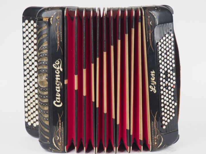 CAVAGNOLO à Lyon. Accordéon dans son coffret, 5 rangs, 120 basses. (Ma
