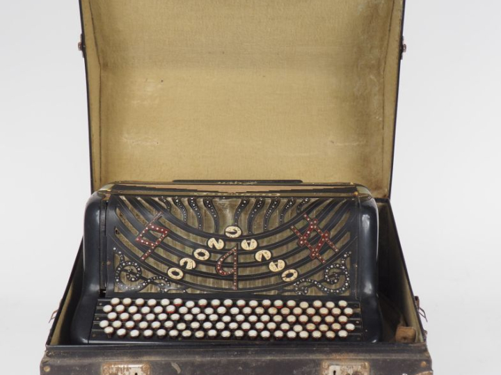 CAVAGNOLO à Lyon. Accordéon dans son coffret, 5 rangs, 120 basses. (Ma