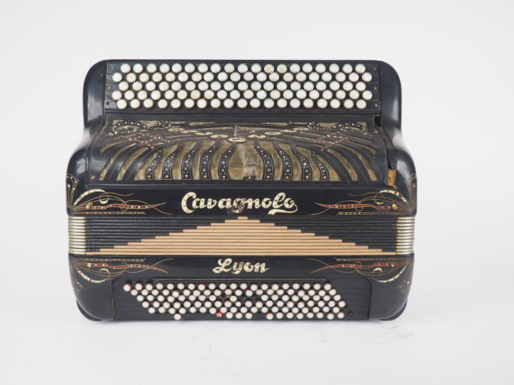CAVAGNOLO à Lyon. Accordéon dans son coffret, 5 rangs, 120 basses. (Ma