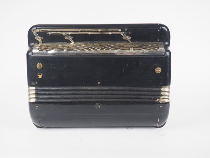 CAVAGNOLO à Lyon. Accordéon dans son coffret, 5 rangs, 120 basses. (Ma