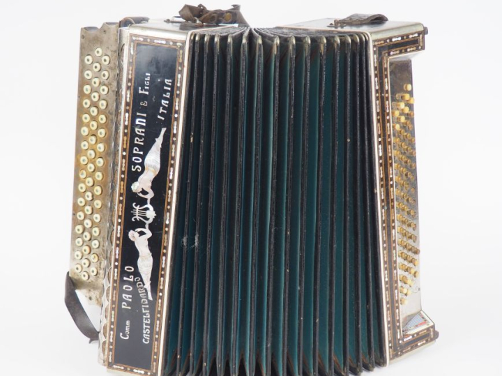 Paolo SOPRANI. Accordéon 3 rangs et 64 basses. (Usures)