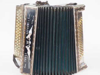Vente aux enchères Paolo SOPRANI. Accordéon 3 rangs et 64 basses. (Usures)