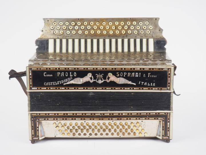 Paolo SOPRANI. Accordéon 3 rangs et 64 basses. (Usures)