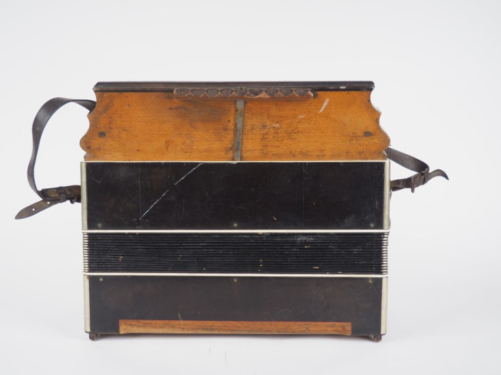 Paolo SOPRANI. Accordéon 3 rangs et 64 basses. (Usures)