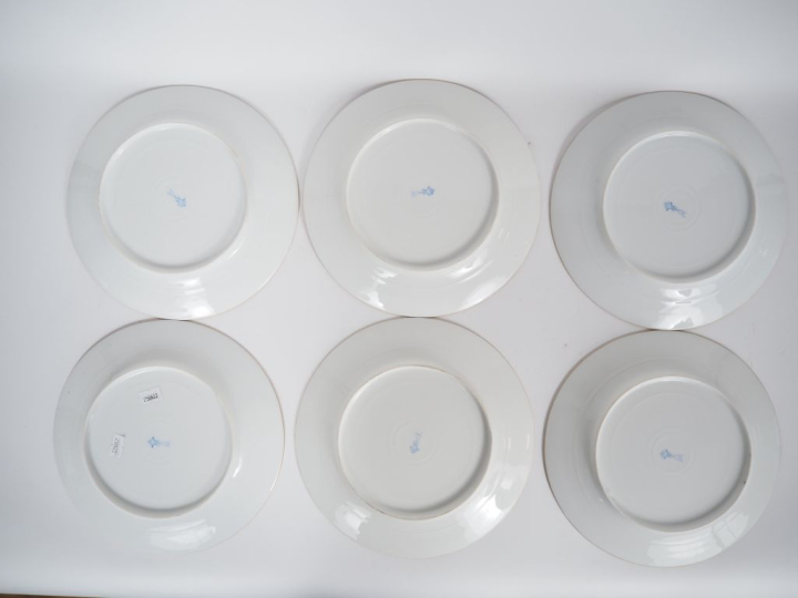 6 assiettes Restauration en porcelaine de Paris, à décor polychrome de