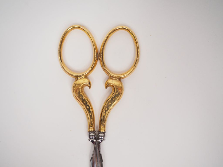 KENDALL - TOURON, 17 rue de la paix. Nécessaire à couture en or quatre