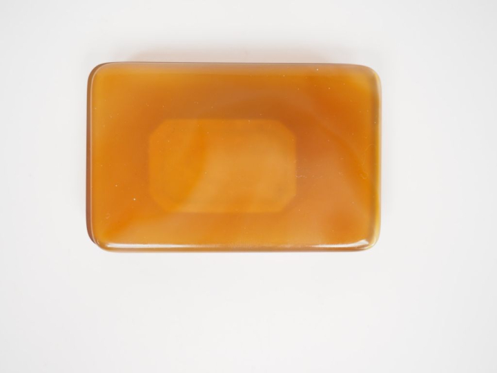 Boîte couverte en agate. Dim. 1,5 x 8,5 x 5,5 cm. (Petite égrenure sur
