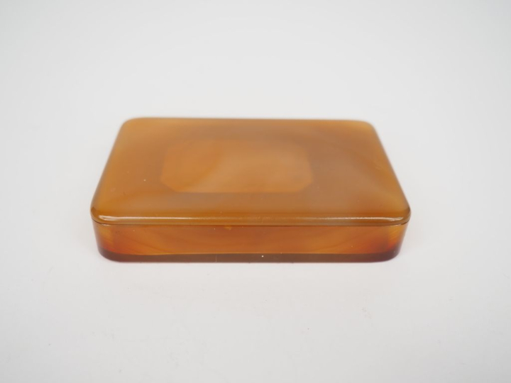 Boîte couverte en agate. Dim. 1,5 x 8,5 x 5,5 cm. (Petite égrenure sur