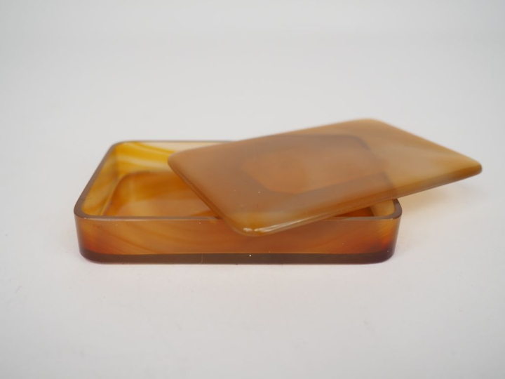 Boîte couverte en agate. Dim. 1,5 x 8,5 x 5,5 cm. (Petite égrenure sur