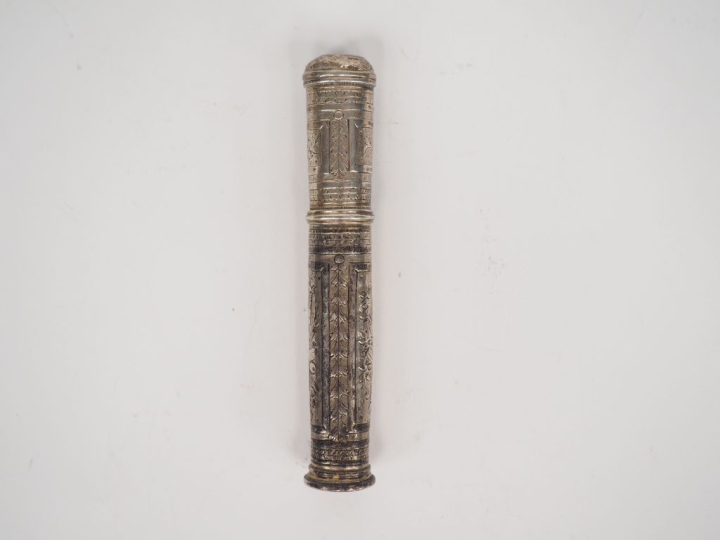 Etui à cire en argent 925 à décor ciselé de fleurs et de trophées. Poi