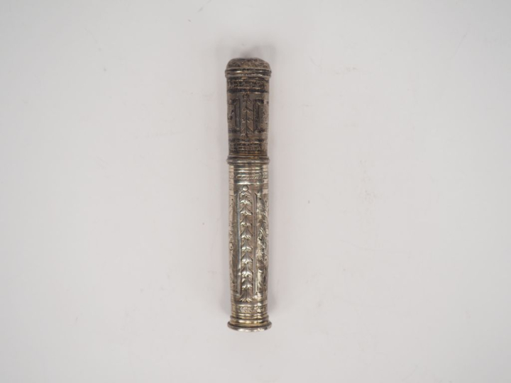 Etui à cire en argent 925 à décor ciselé de fleurs et de trophées. Poi