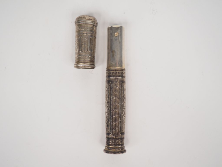 Etui à cire en argent 925 à décor ciselé de fleurs et de trophées. Poi