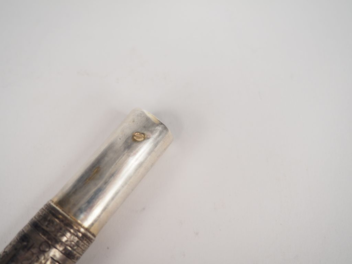 Etui à cire en argent 925 à décor ciselé de fleurs et de trophées. Poi