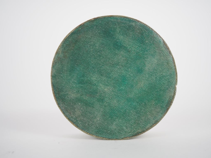 Boîte couverte circulaire gainée de galuchat teinté vert, ornée d'une 