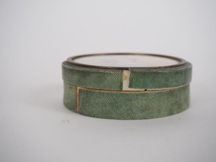 Boîte couverte circulaire gainée de galuchat teinté vert, ornée d'une 