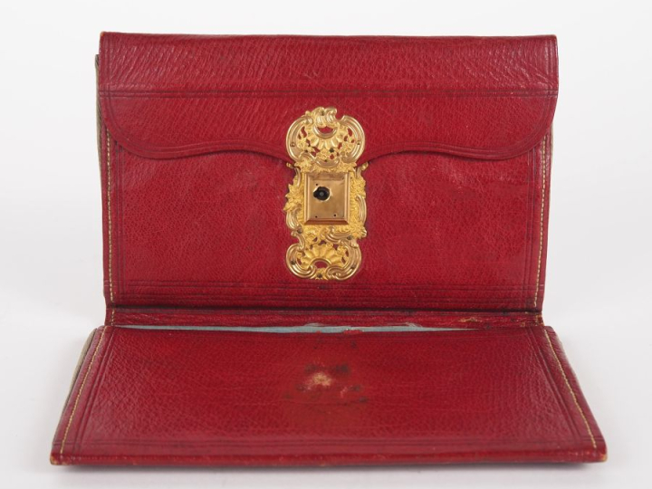 Portefeuille début XIXème en cuir et pomponne, fermeture à decor de ri
