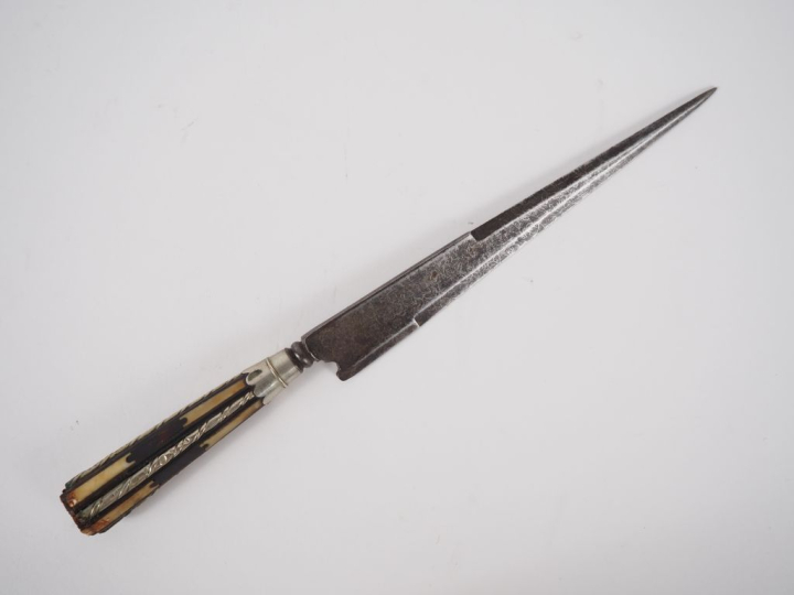 Navaja en métal, manche marqueté. L. 22 cm.