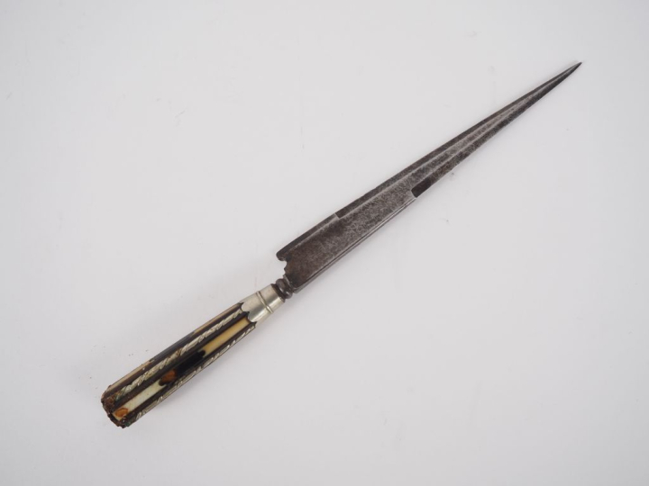 Navaja en métal, manche marqueté. L. 22 cm.
