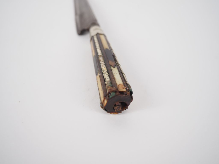 Navaja en métal, manche marqueté. L. 22 cm.