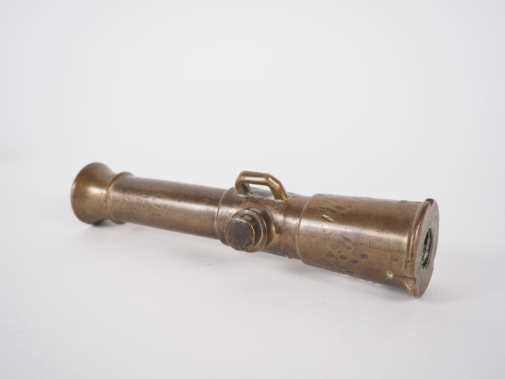 Réplique de canon miniature XIXème en bronze. L. 18 cm.