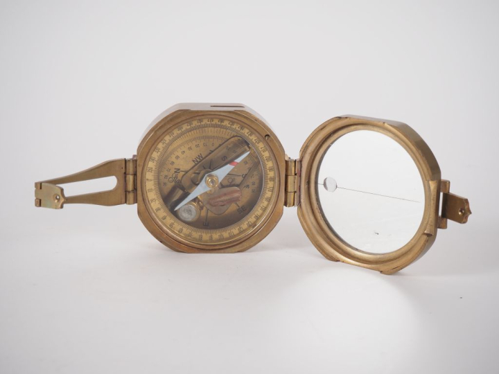 STANLEY LONDON. Boussole de marine en laiton. Dim. 11,5 x 18 x 7 cm.