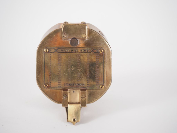 STANLEY LONDON. Boussole de marine en laiton. Dim. 11,5 x 18 x 7 cm.