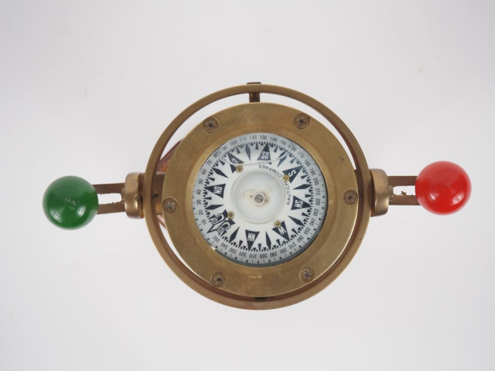Boussole de marine Nauticale compass en laiton et bois. Dim. 14 x 23 c