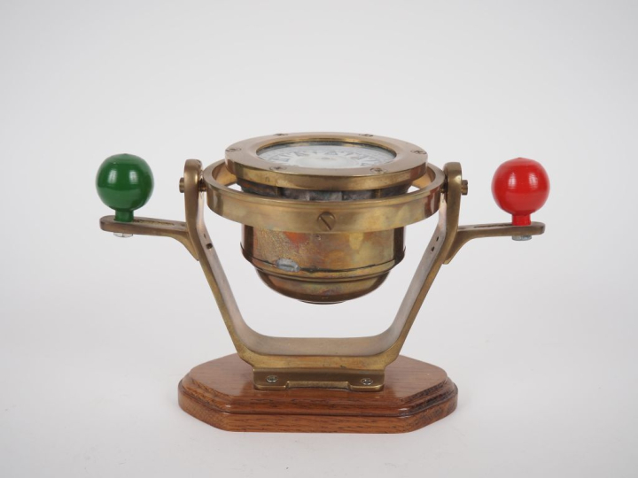 Boussole de marine Nauticale compass en laiton et bois. Dim. 14 x 23 c