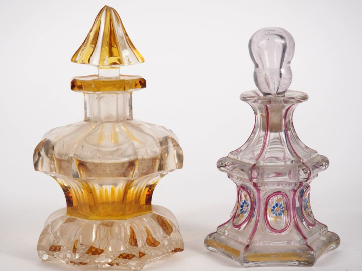 Deux flacons de parfum fin XIXème, début XXème en cristal bicolore. H.