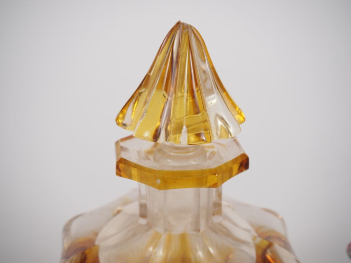 Deux flacons de parfum fin XIXème, début XXème en cristal bicolore. H.