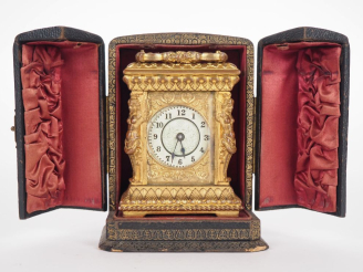 Vente aux enchères Pendulette de voyage fin XIXème - début XXème de style Louis XIV en br