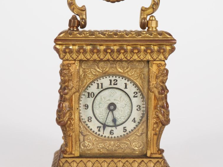Pendulette de voyage fin XIXème - début XXème de style Louis XIV en br