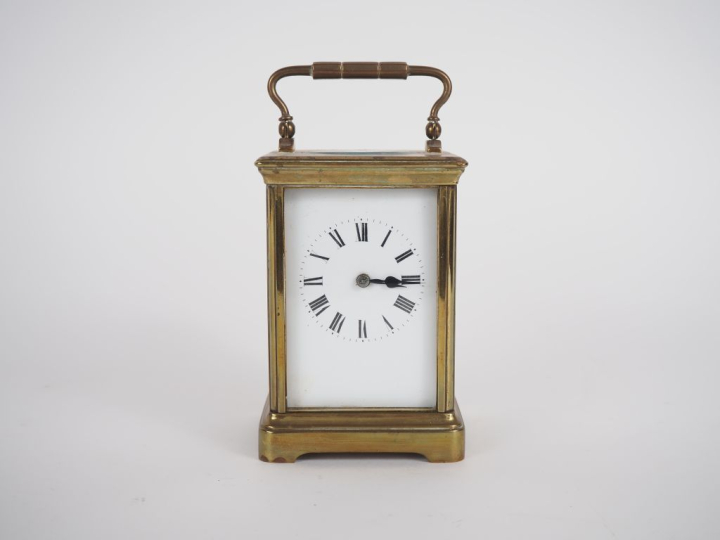 Pendulette de voyage début Xxème en verre et laiton, cadran à chiffres