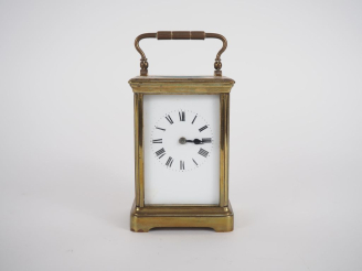 Vente aux enchères Pendulette de voyage début Xxème en verre et laiton, cadran à chiffres