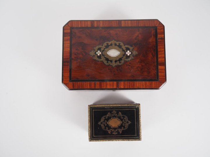 Coffret Napoléon III en marqueterie Boulle. Dim. 8 x 17 x 12 cm.  On y