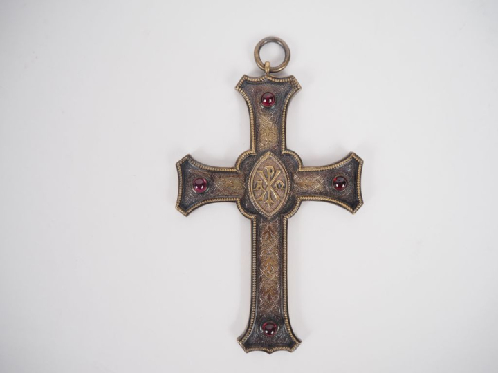 	Crucifix reliquaire en argent et vermeil, à décor de rinceaux, d’armo