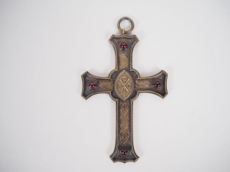 Vente aux enchères 	Crucifix reliquaire en argent et vermeil, à décor de rinceaux, d’armo
