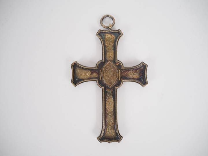 	Crucifix reliquaire en argent et vermeil, à décor de rinceaux, d’armo