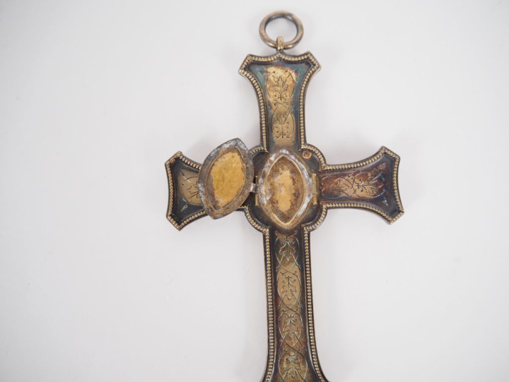 	Crucifix reliquaire en argent et vermeil, à décor de rinceaux, d’armo