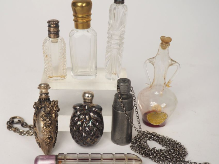 Ensemble de  8 différents flacons à sels ou à parfum anciens en métal 