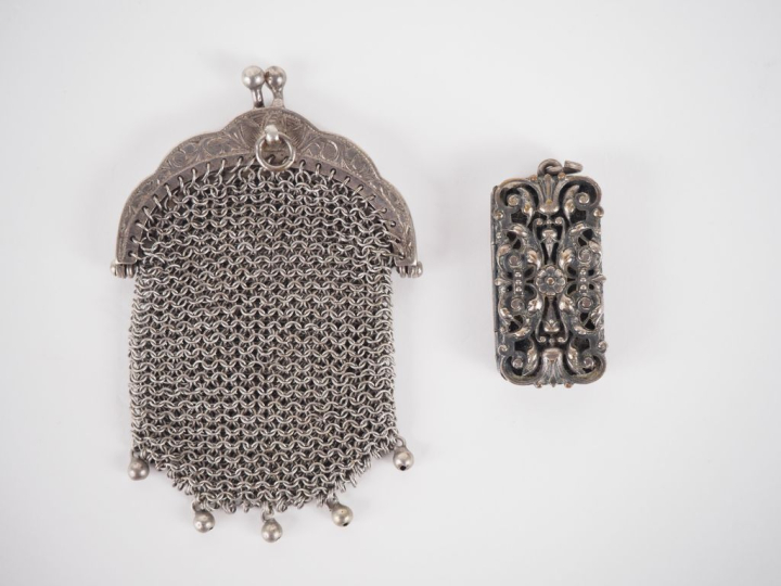 Ensemble comprenant :  - une bourse en argent.  8,3 x 5 cm Poids. 33,8