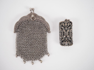 Vente aux enchères Ensemble comprenant :  - une bourse en argent.  8,3 x 5 cm Poids. 33,8
