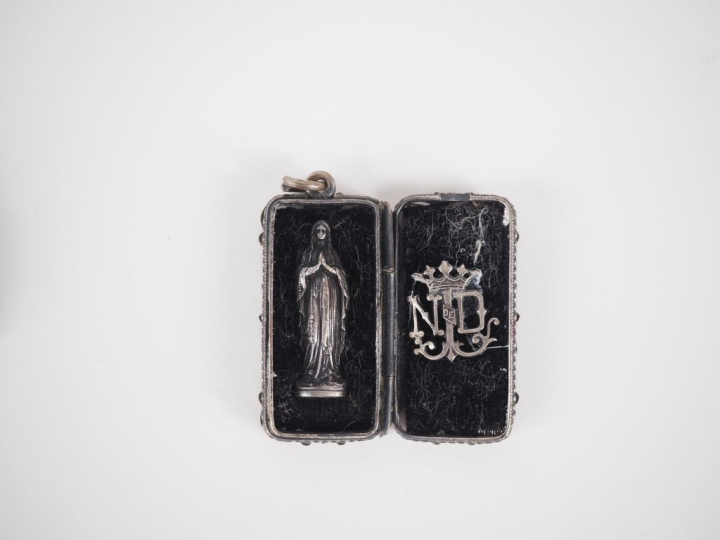 Ensemble comprenant :  - une bourse en argent.  8,3 x 5 cm Poids. 33,8