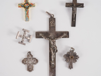 Vente aux enchères Ensemble comprenant :  - un crucifix de berceau en métal argenté - deu