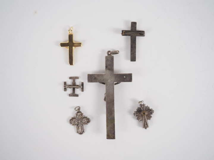 Ensemble comprenant :  - un crucifix de berceau en métal argenté - deu